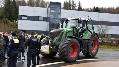 Bauern Demo In Siegen Betrunkener Mit Gewalt Aus Traktor Geholt