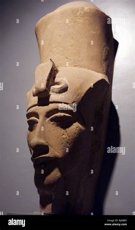 Re Amenofi Iv Con La Doppia Corona Dell Alto E Del Basso Egitto Amarna