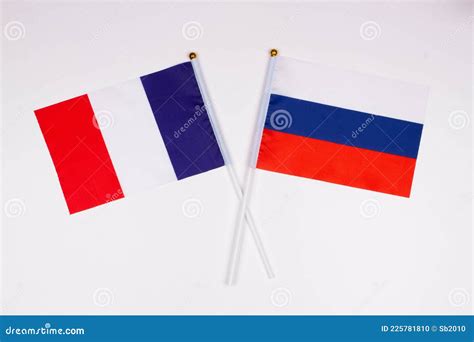 Bandeira Da França E Bandeira Da Rússia Cruzadas Entre Si Num Fundo