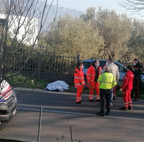 Incidente Mortale Tra Eboli E Campagna Si Schianta Contro Un Albero E