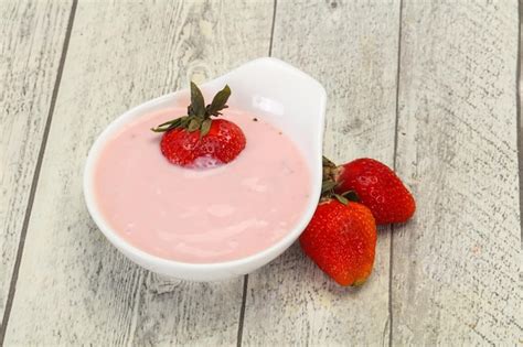 Premium Photo Milk Yoghurt With Strawberry In The Bowl