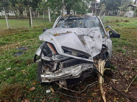 Jovem Morre E Outro Fica Ferido Após Carro Bater Em árvore E Capotar Na