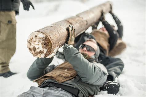 Nstructor Y Los Soldados Del Ej Rcito Tienen Entrenamiento Con Madera