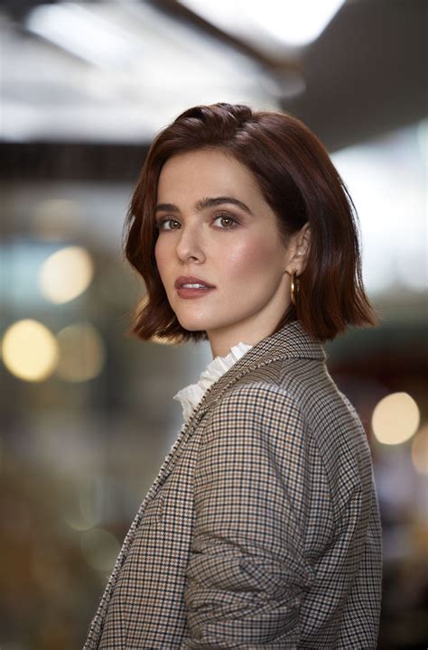 Zoey Deutch Gets Her Eye Cream From La Mer And Shampoo From Costco