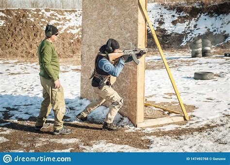 L Instructeur Et L Tudiant Ont Eu La Formation De Tir De Fusil