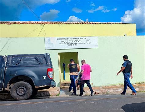 Pol Cia Prende Dois Homens Por Porte Ilegal De Arma E Suspeita De