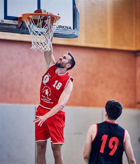 Basketball Top Start Füchse zwingen Löwen in Knie Bruck an