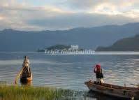 The pig-trough boats of Mosuo People in Lugu Lake - Lugu Lake Photos ...