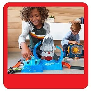 Hot Wheels GJL12 Robo Hai Angriff Spielset Mit 1 Hot Wheels Fahrzeug Mit Farbwechsel Effekt