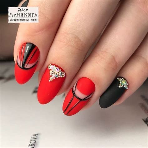 Красный весенний маникюр с дизайном