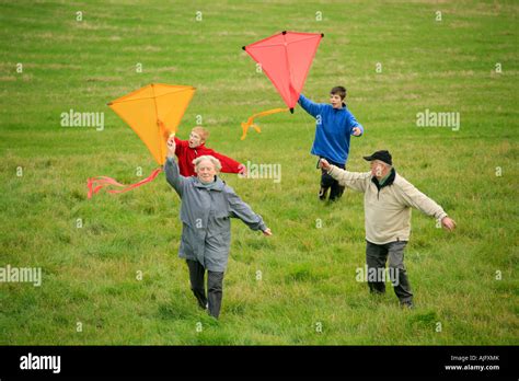 Los Abuelos Y Sus Nietos Son Cometas Juntos Fotograf A De Stock Alamy