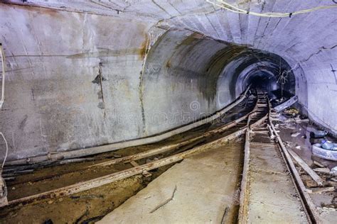 Bifurcation De Chemin De Fer à Voie étroite Rouillé Tunnel Dans Le Mien