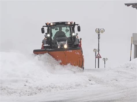 Valle Daosta Paesi Isolati Per Neve Rischio Valanghe E Oggi Scuole