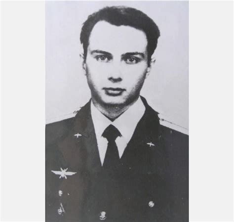 Принял на себя весь огонь врага: Герой России, боевой летчик Александр ...