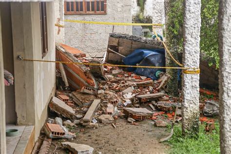 Idosa Resgatada Ap S Desabamento Causado Pela Chuva Em Niter I