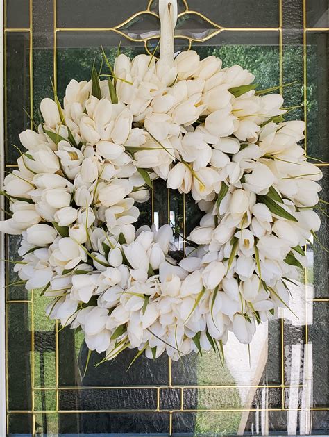 White Tulip Wreath In 2020 Tulip Wreath Everyday Wreath Fall Door