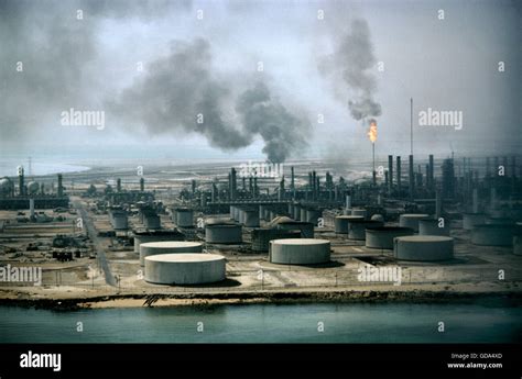 The Aramco Oil Refinery in Dahran, Saudi Arabia. Middle East Stock Photo - Alamy