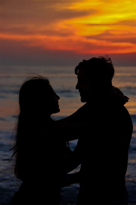 Pareja En El Atardecer Frente Al Mar En Sombras De Parejas