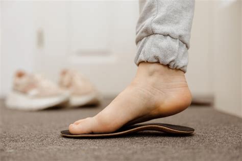 Diagnóstico de pies planos e inserciones de zapatos ortopédicos