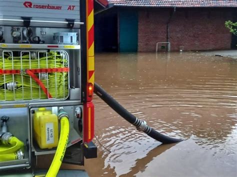 Unwetter In Nrw Überflutete Straßen Und Vollgelaufene Keller