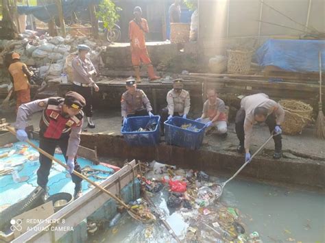 Aksi Kapolsek Matraman Bersihkan Tumpukan Sampah Di Kali Demi Cegah