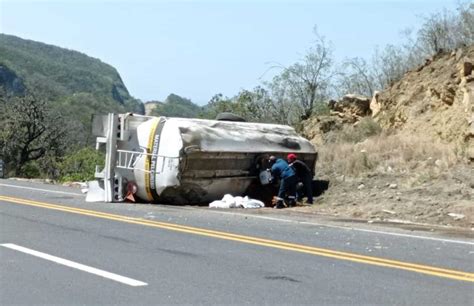 Vuelca Pipa Con Gasolina En Autopista Valles Ray N