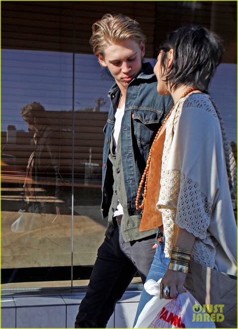 Vanessa Hudgens & Austin Butler: Romantic Stroll in Venice Beach! - Austin Butler Photo ...