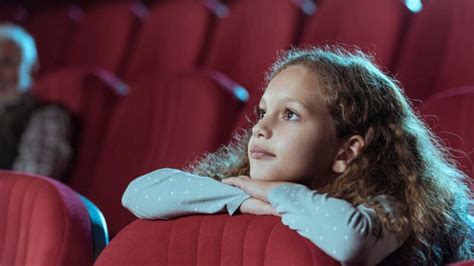 A qué edad se puede entrar solo al cine en México