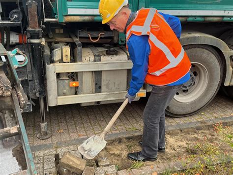 Van Grijs Naar Groen In Edam Volendam Wethouders Wippen 1200 Tegels