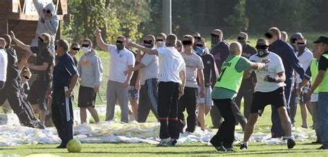 Zadyma Na Meczu Czarnych Czarne Pseudokibice Przerwali Mecz Policja