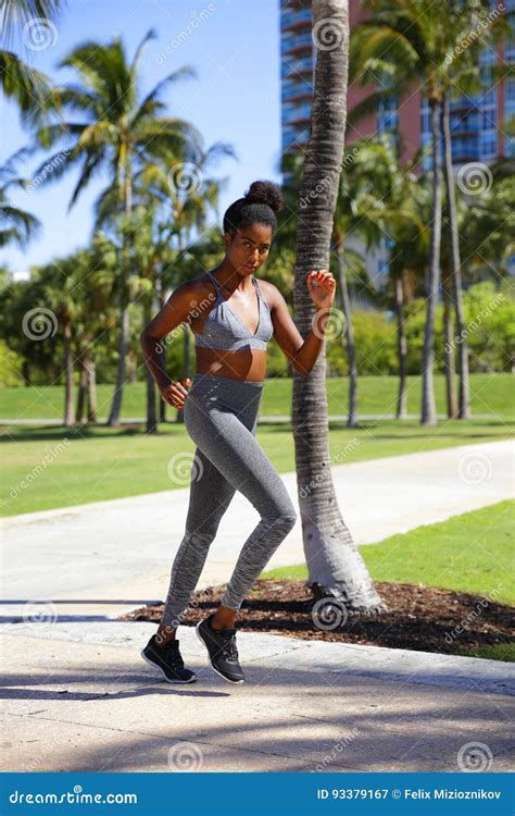 Mulher Que Corre Em Movimentar se Modelo Da Aptidão Afro americano Do