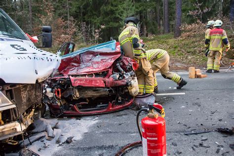 F Rth Schwerer Unfall Feuerwehr Muss Frau Befreien Bildergalerie