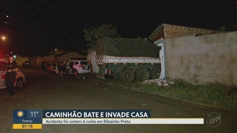 Caminh O Desgovernado Bate Em Carro Atravessa Terreno E Invade Casa Em