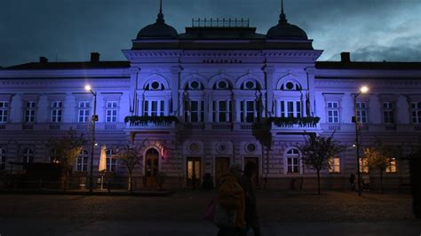 SZOLJON Kékbe borult a szolnoki városháza