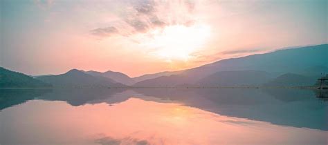 Panorama Esc Nico Del Lago De Monta A Con Reflejo Perfecto Al Amanecer