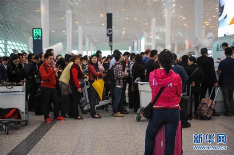 受暴雨影响深圳机场旅客大面积滞留组图 搜狐新闻