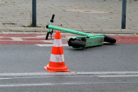 Wypadek W Warszawskim Wilanowie Nastolatki Jad C We Dwie Na Jednej