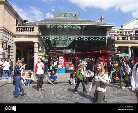 Covent Garden Crowd And Entertainers London England Stock Photo Alamy