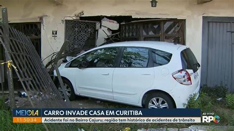 Carro Derruba Port O E Invade Casa Em Curitiba Ap S Motorista Sofrer