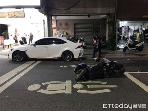 高雄白車突變換車道 騎士剎不住撞上噴飛不治！影片曝光 Ettoday社會新聞 Ettoday新聞雲