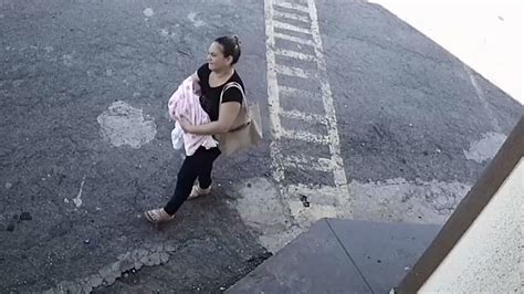 Crian A Abandonada Mulher Abandona Beb Rec M Nascido Na Porta De