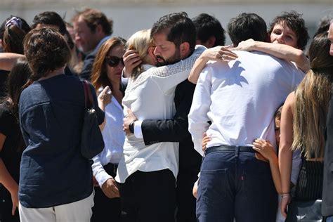 El Sentido Abrazo Del Presidente Gabriel Boric Con Cecilia Morel La