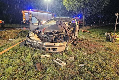 Schwerverletzter Nach Verkehrsunfall Pkw Prallt Gegen Baum