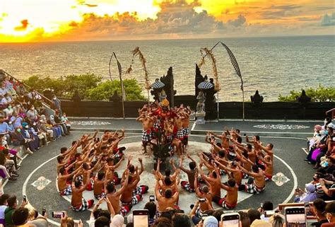 Mengalami Keajaiban Matahari Terbenam Dan Tari Kecak Di Pura Uluwatu