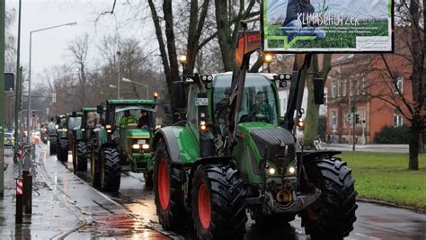 Landwirte Protestieren Gegen Sparpl Ne Trecker Kolonne Nach Bremen