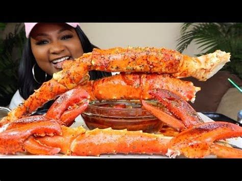 GIANT SPICY KING CRAB LOBSTER CLAWS SEAFOOD BOIL MUKBANG BLOVES