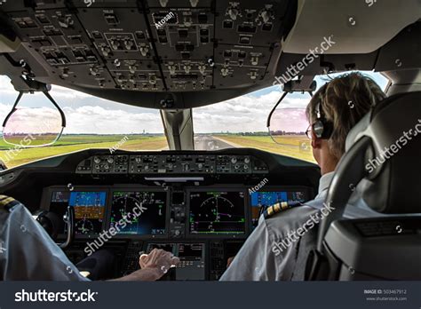 Cockpit View Airline Pilot About Land Stock Photo 503467912 | Shutterstock