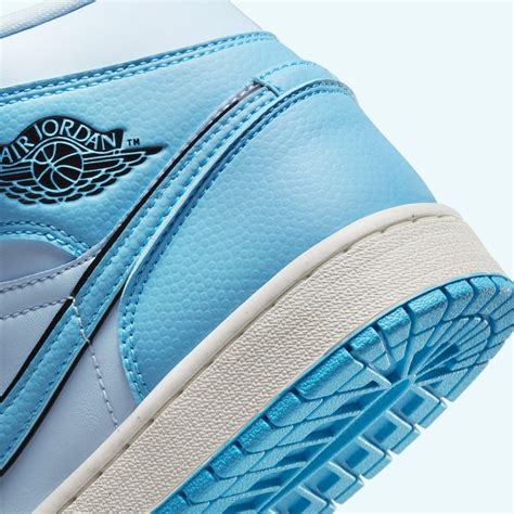 University Blue Ziert Den Gesamten Air Jordan 1 Mid Grailify