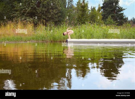 Nackte Kind Vom Pier In See Springen Stockfotografie Alamy