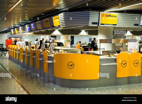 Check In Counter Terminal Frankfurt Airport Stockfotos Check In